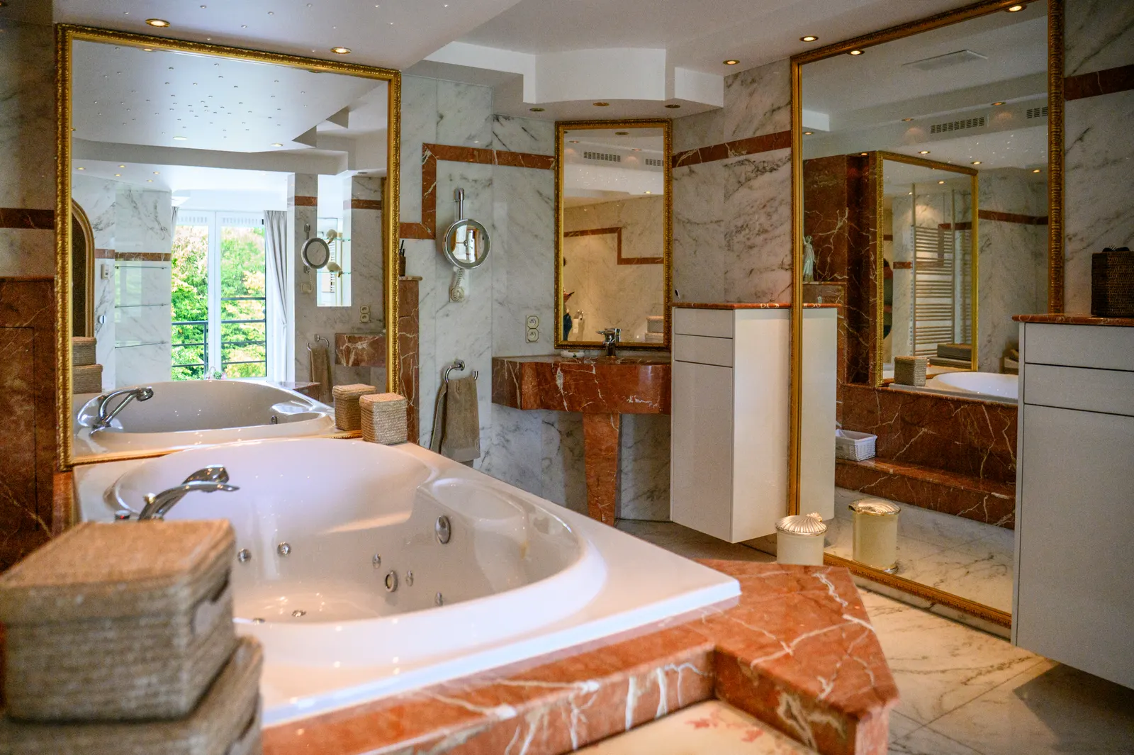Badkamer met dubbele lavabo en daglicht
