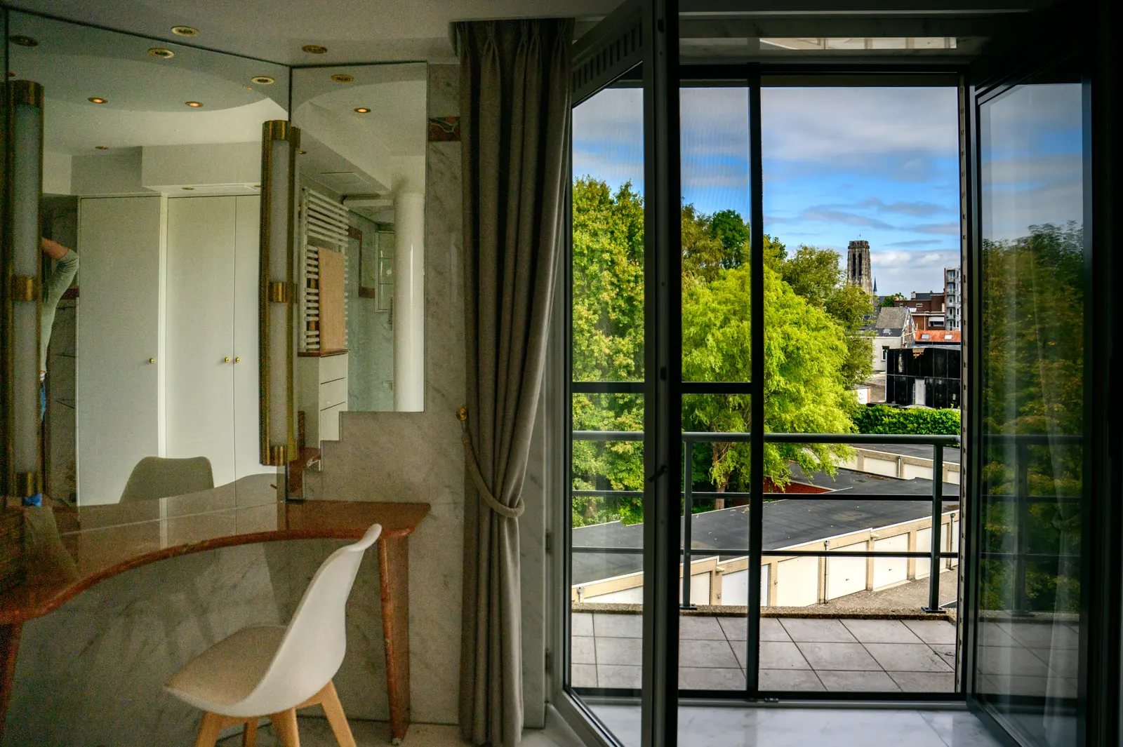 Het balkon van de master suite, met de toren in de verte