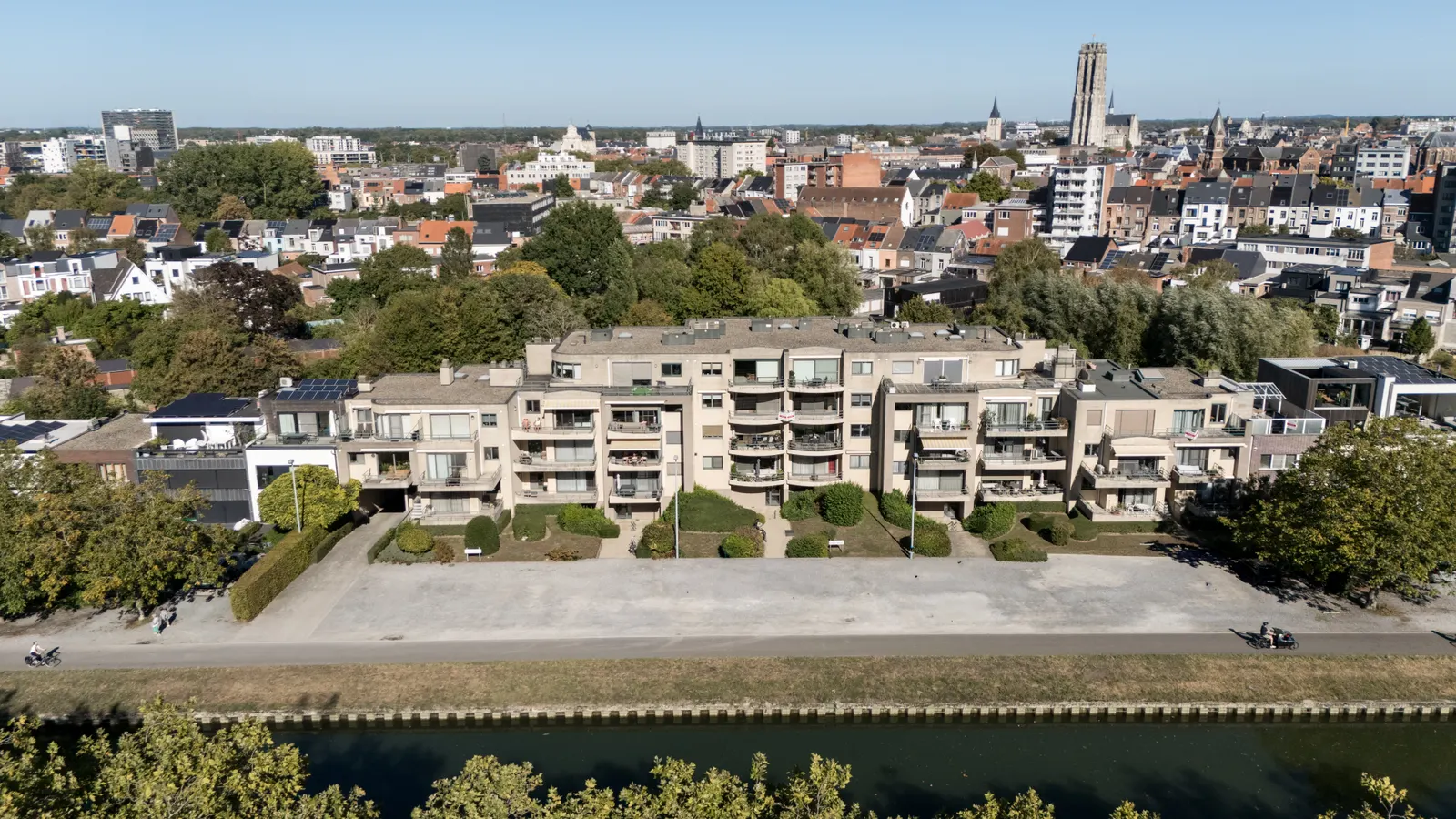 Luchtbeeld met de Sint-Romboutstoren boven de residentie