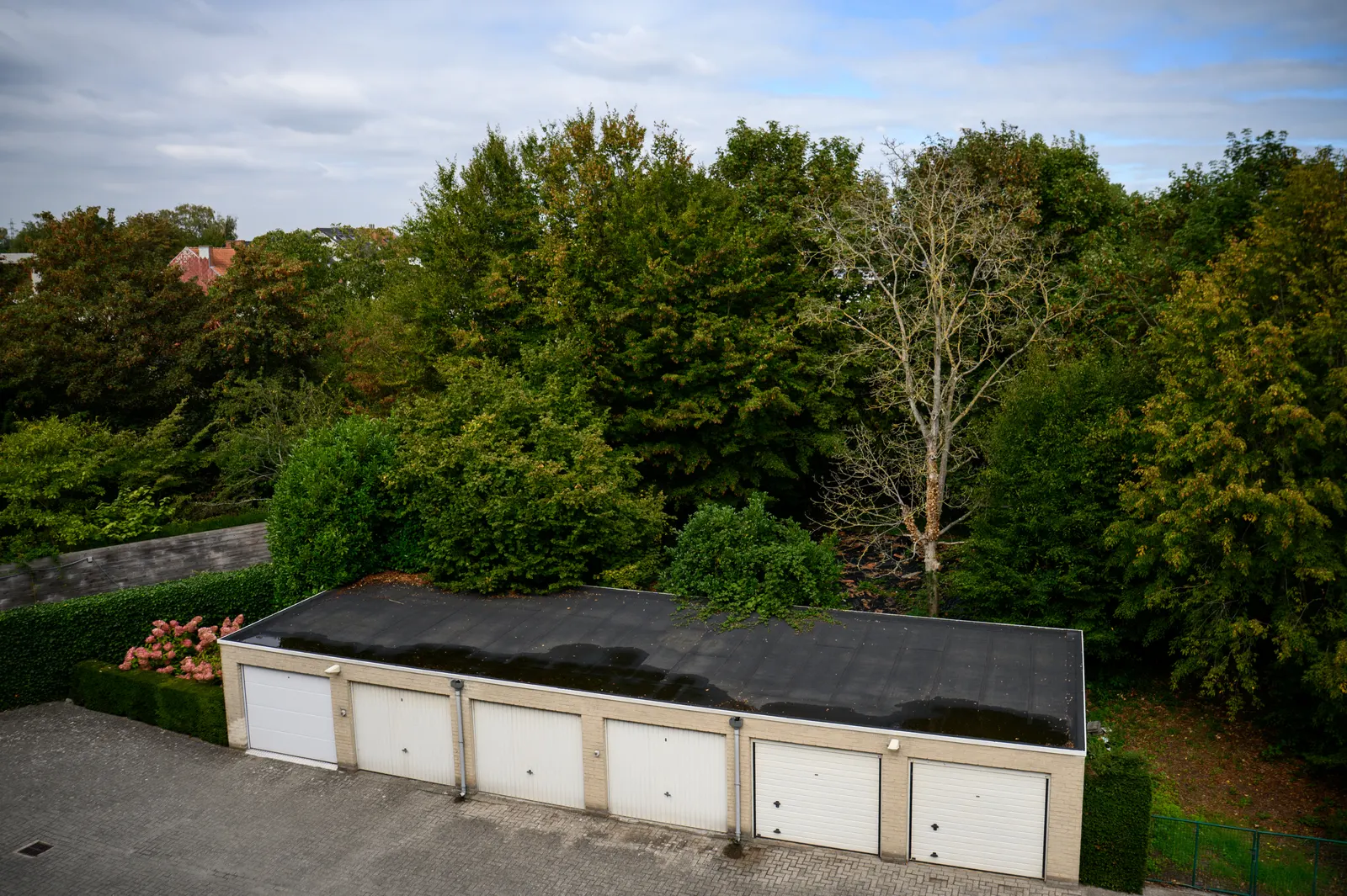 Garageboxen achter de residentie, vanaf het balkon