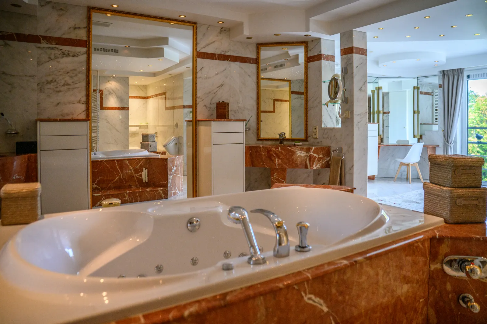 Ensuite badkamer met jacuzzi in rood marmer
