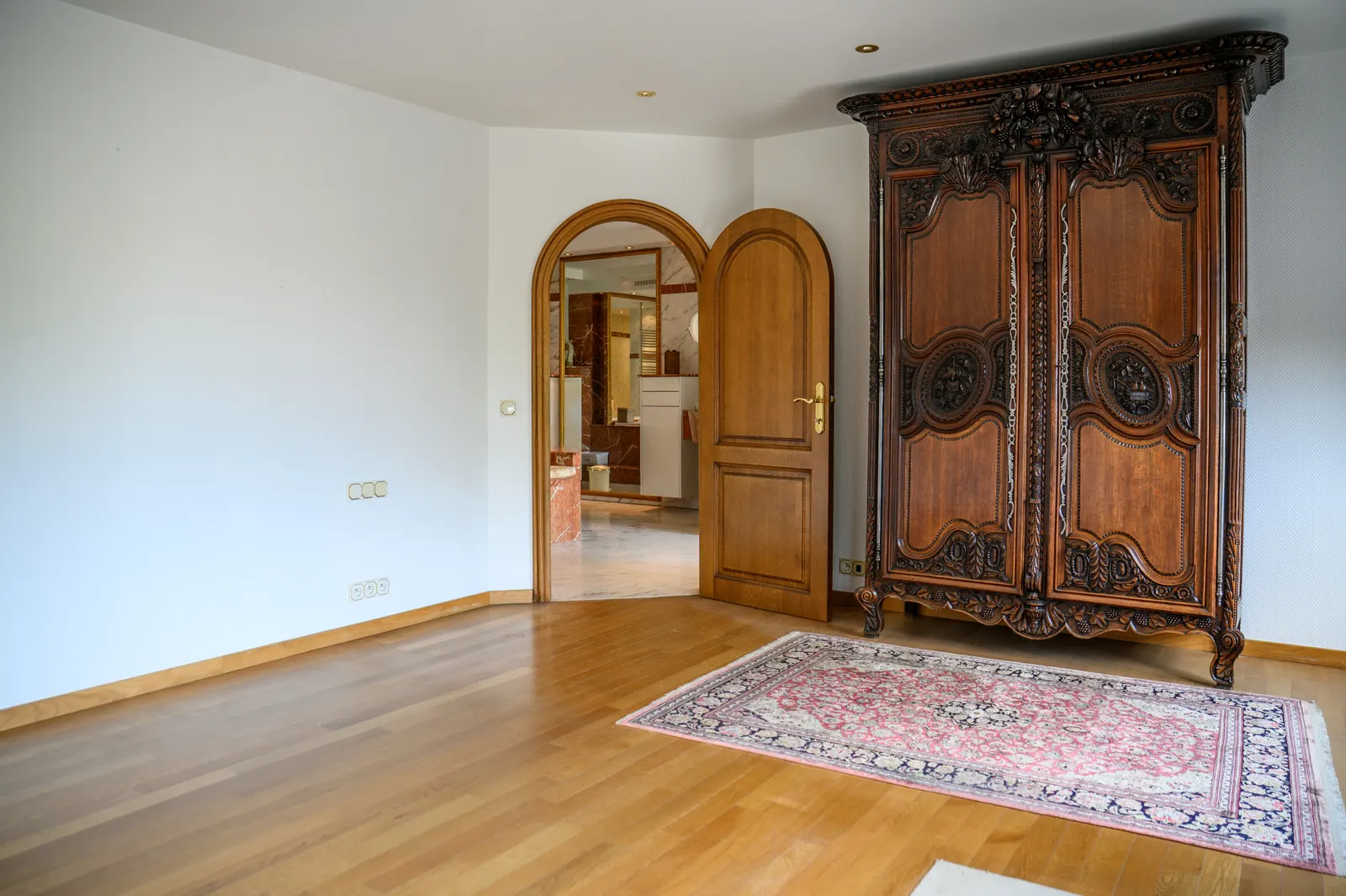 Ruime masterslaapkamer met parket